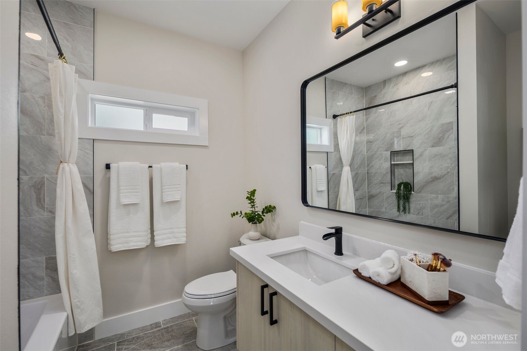 8226 Meridian Avenue North Seattle, WA 98103 - Photo 19 of 40