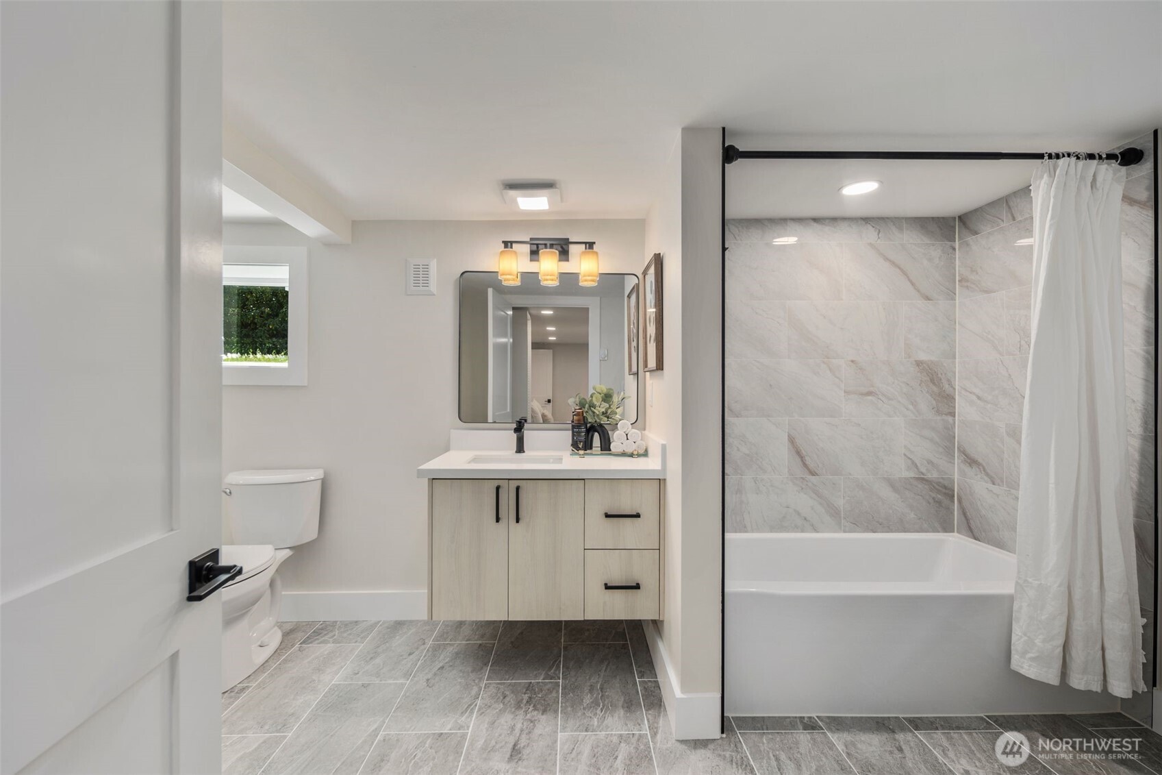 8226 Meridian Avenue North Seattle, WA 98103 - Photo 32 of 40