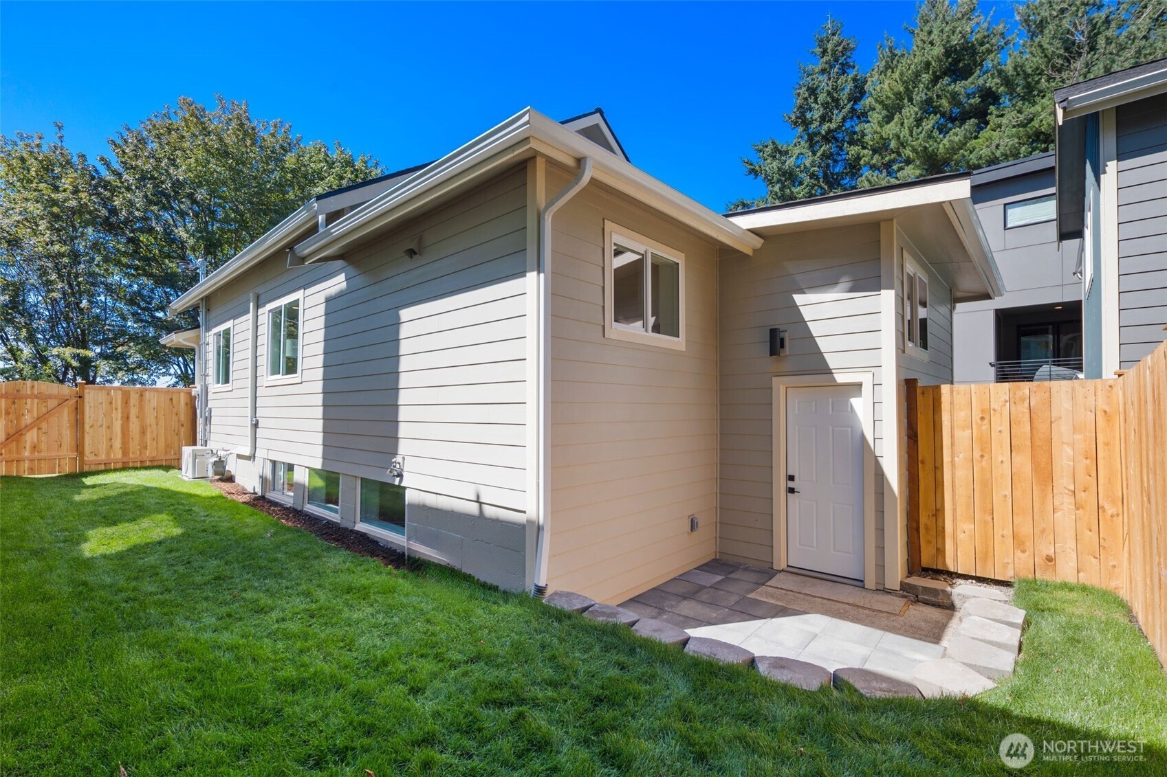 8226 Meridian Avenue North Seattle, WA 98103 - Photo 34 of 40