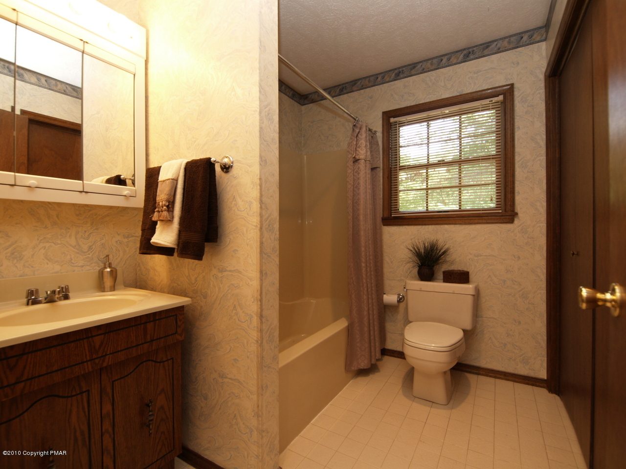 102 Rustin Place Bushkill, PA 18324 - Photo 18 of 22 Main bath