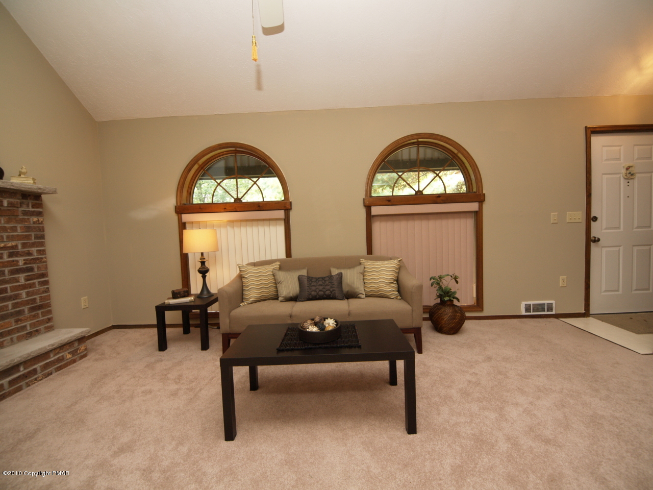 102 Rustin Place Bushkill, PA 18324 - Photo 3 of 22 Living room
