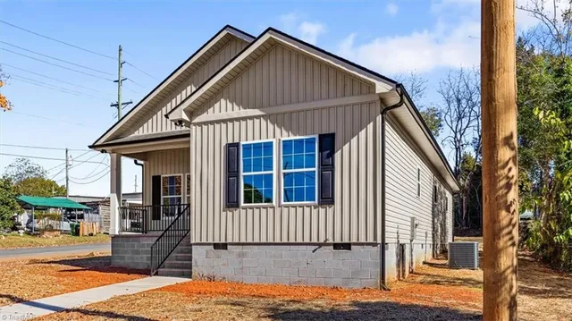 $325,000 | 402 Foy Avenue, Lexington, NC 27292