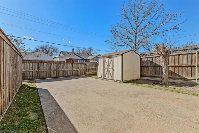 a view of a backyard