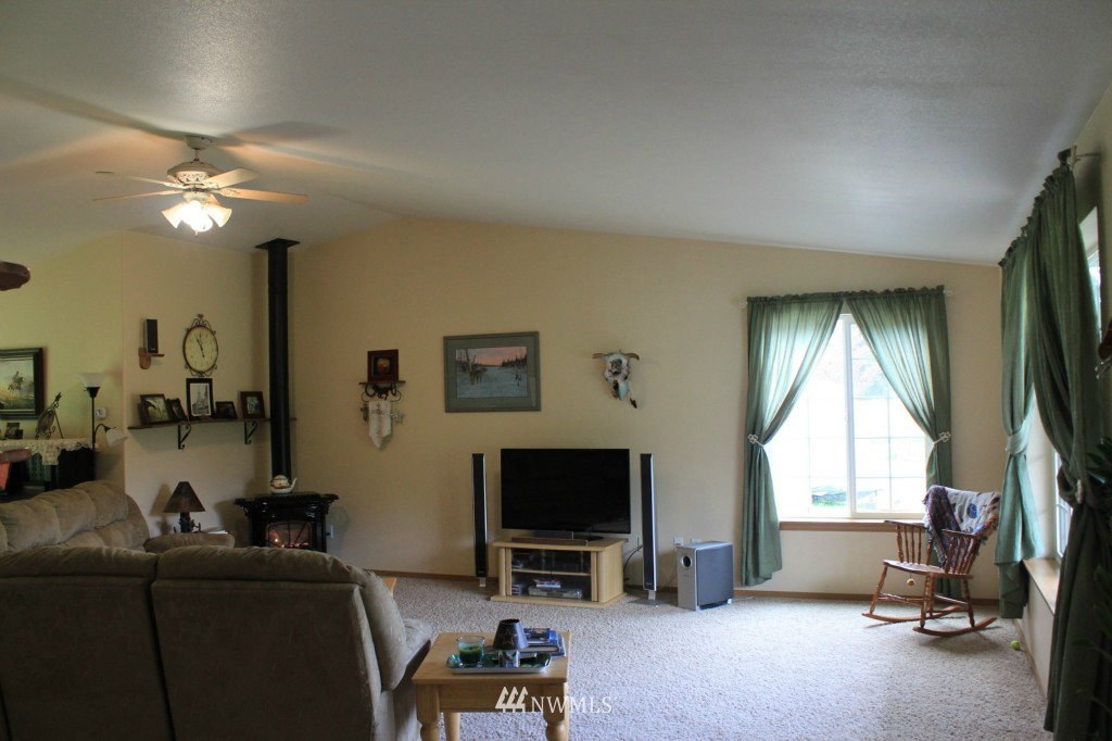 10148 Stedman Road Southeast Olympia, WA 98513 - Photo 8 of 25 Gallery Image 8