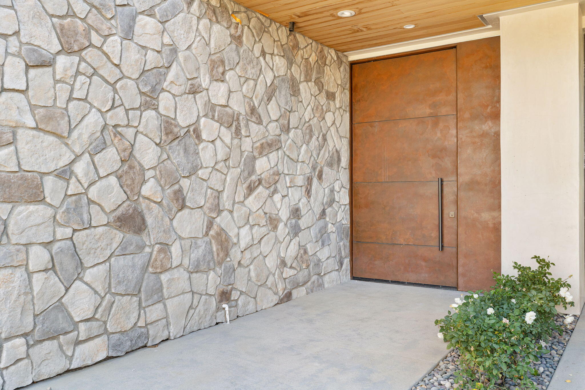 3 Shakespeare Court Rancho Mirage, CA 92270 - Photo 9 of 35 a view of cupboard