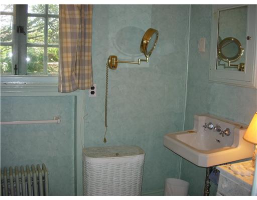 562 Post Road South Kingstown, RI 02879 - Photo 14 of 20 Bathroom.