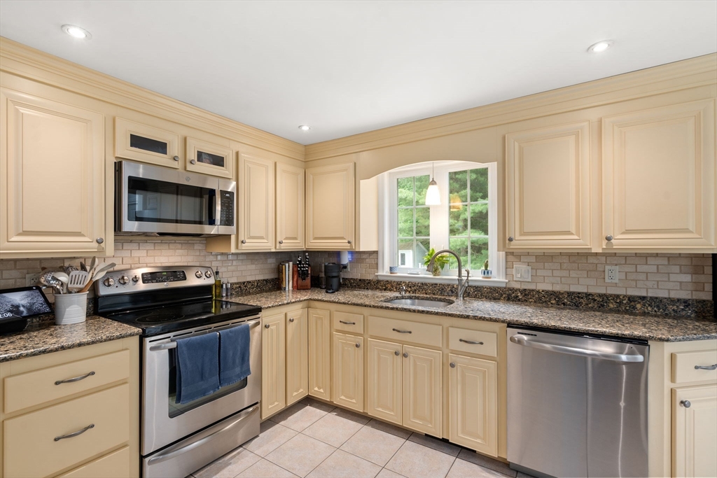 15 Killeen Road Walpole, MA 02032 - Photo 3 of 22
