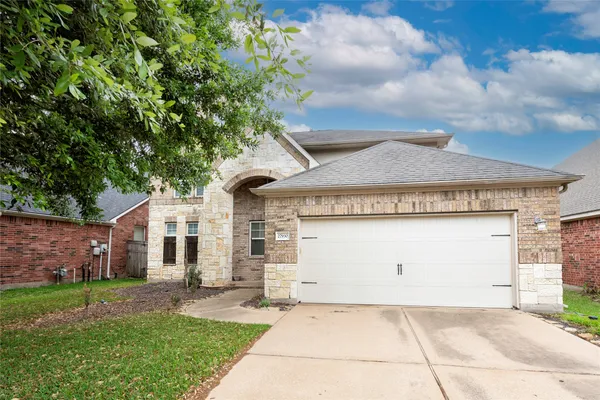a view of entryway and hall