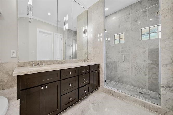 602 Knox Street Houston, TX 77007 - Photo 18 of 26 Primary Bathroom :: 1