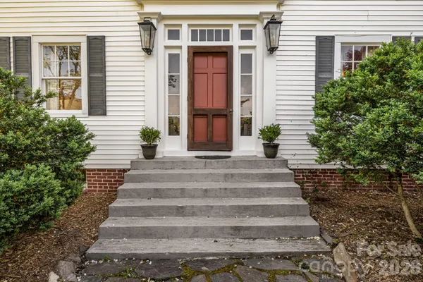 $823,900 | 29 Walnut Street, Hot Springs, NC 28743