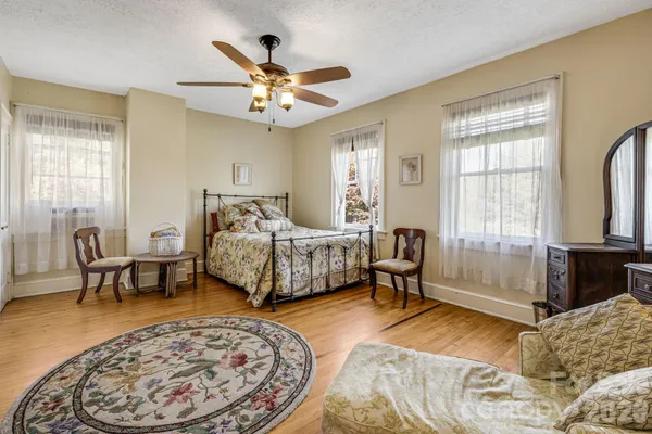 $823,900 | 29 Walnut Street, Hot Springs, NC 28743