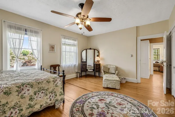 $823,900 | 29 Walnut Street, Hot Springs, NC 28743