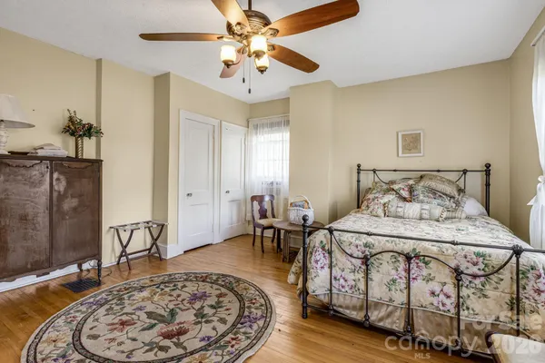 $823,900 | 29 Walnut Street, Hot Springs, NC 28743