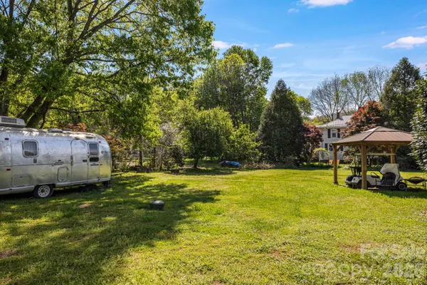 $823,900 | 29 Walnut Street, Hot Springs, NC 28743