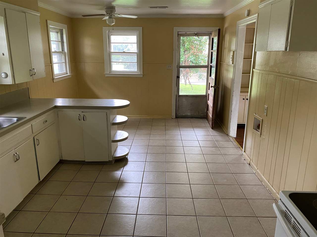 331 East Ripley Avenue Covington, TN 38019 - Photo 3 of 12 Adjacent to the kitchen is the eat-in area.