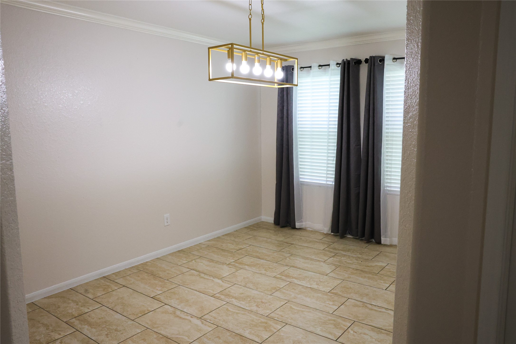 15631 South Fall Fern Circle Houston, TX 77044 - Photo 9 of 25 Inviting dining area conveniently located adjacent to the kitchen.