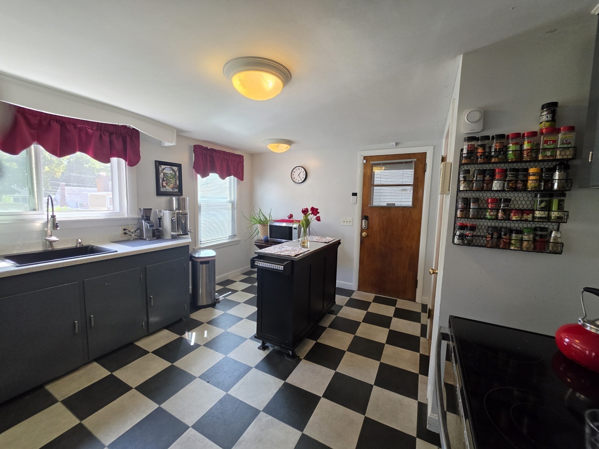 4 Edgemere Road Lynn, MA 01904 - Photo 5 of 23 Gallery Image 5