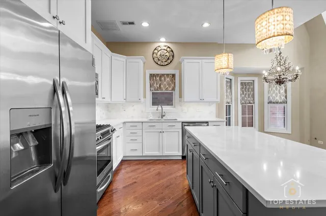 $869,000 | 3749 North Ashland Avenue, Unit 3S, Chicago, IL 60613