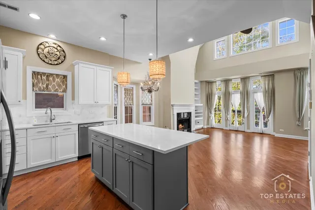 $869,000 | 3749 North Ashland Avenue, Unit 3S, Chicago, IL 60613