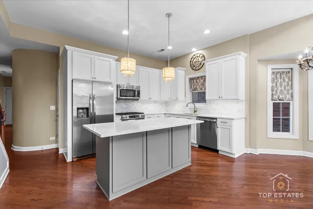 $869,000 | 3749 North Ashland Avenue, Unit 3S, Chicago, IL 60613