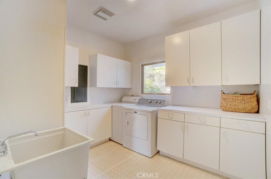 95 Hiller Drive Oakland, CA 94618 - Photo 24 of 58 Laundry Area adjacent to garage