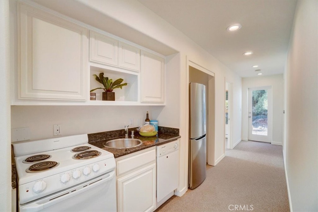 95 Hiller Drive Oakland, CA 94618 - Photo 36 of 58 Full kitchen in back of house