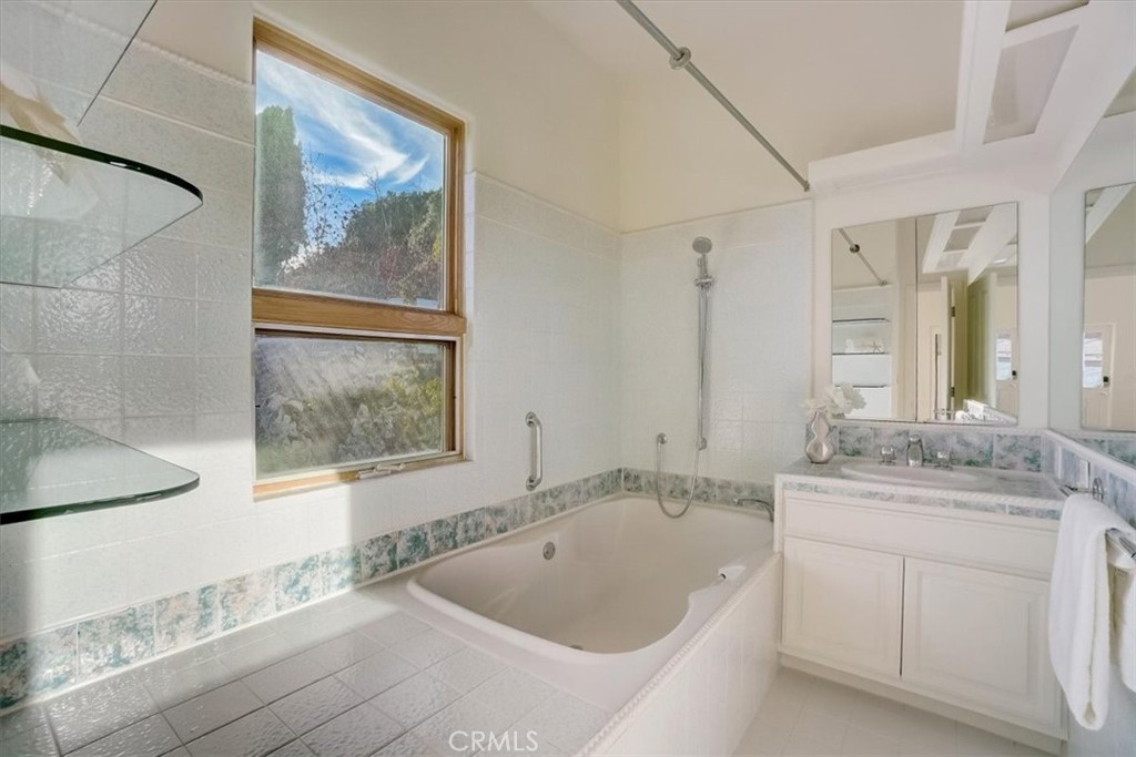 95 Hiller Drive Oakland, CA 94618 - Photo 37 of 58 Primary bathroom off of sitting room