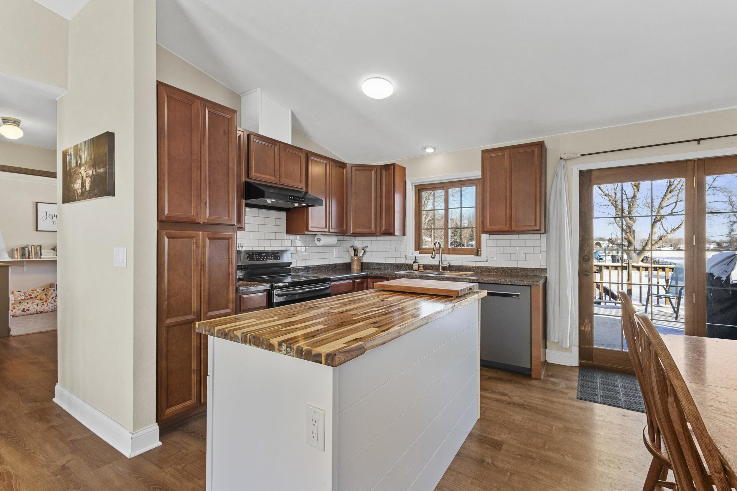 1259 Bartlein Court Menasha, WI 54952 - Photo 12 of 43