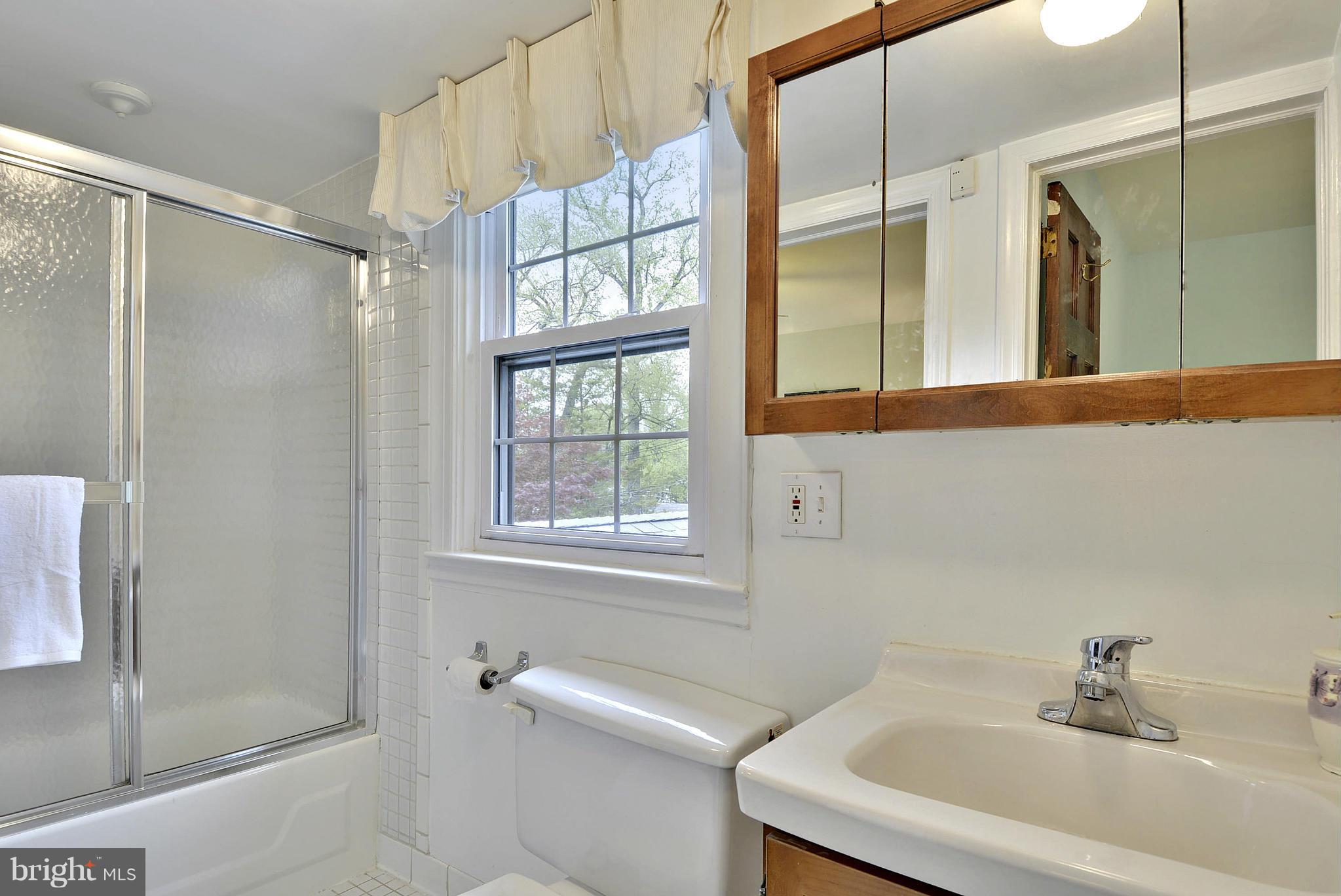 7113 Oxford Road Baltimore, MD 21212 - Photo 11 of 30 Upper Master Bath