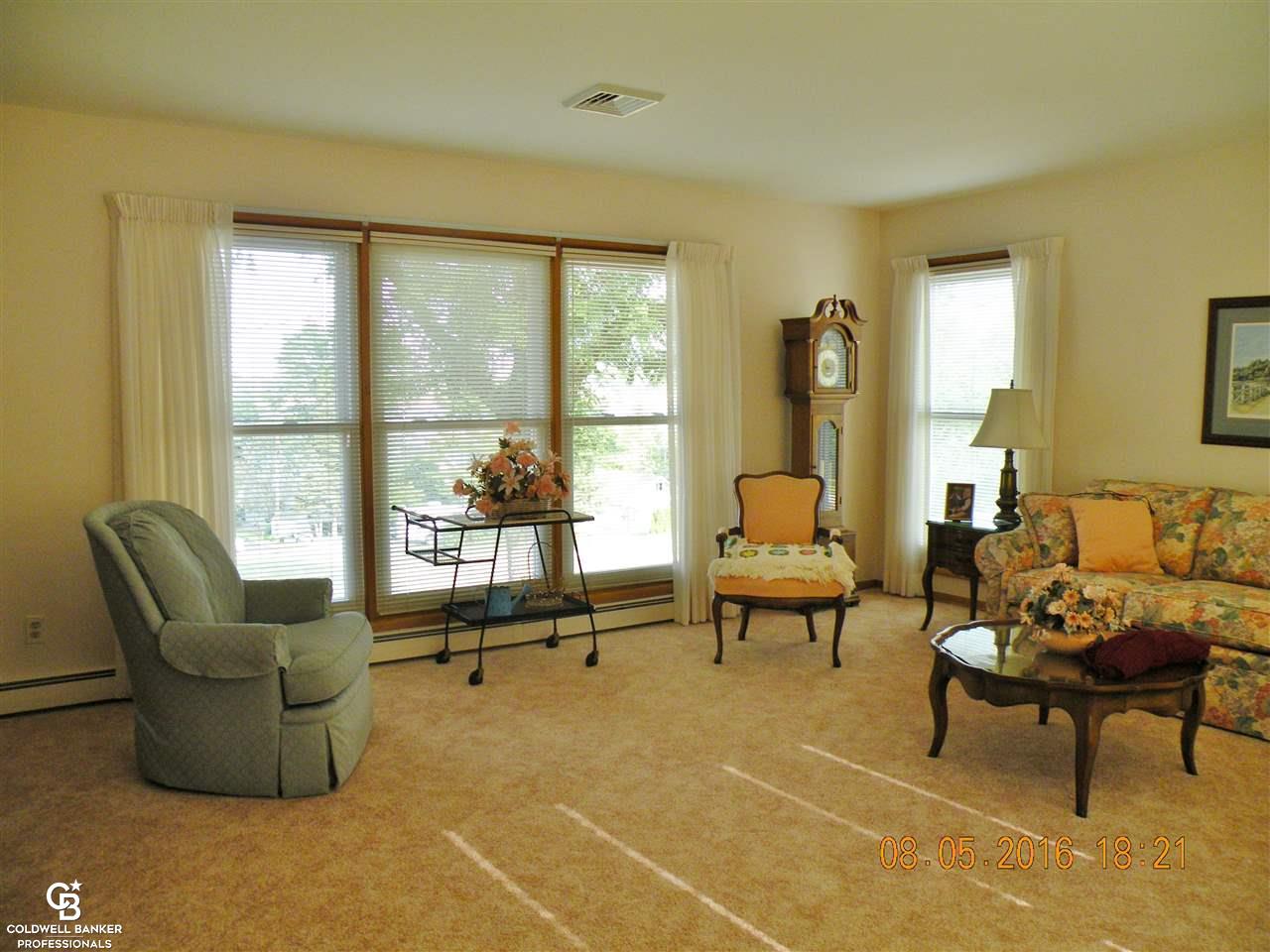 1817 North River Road St. Clair, MI 48079 - Photo 5 of 39 Living room Main house