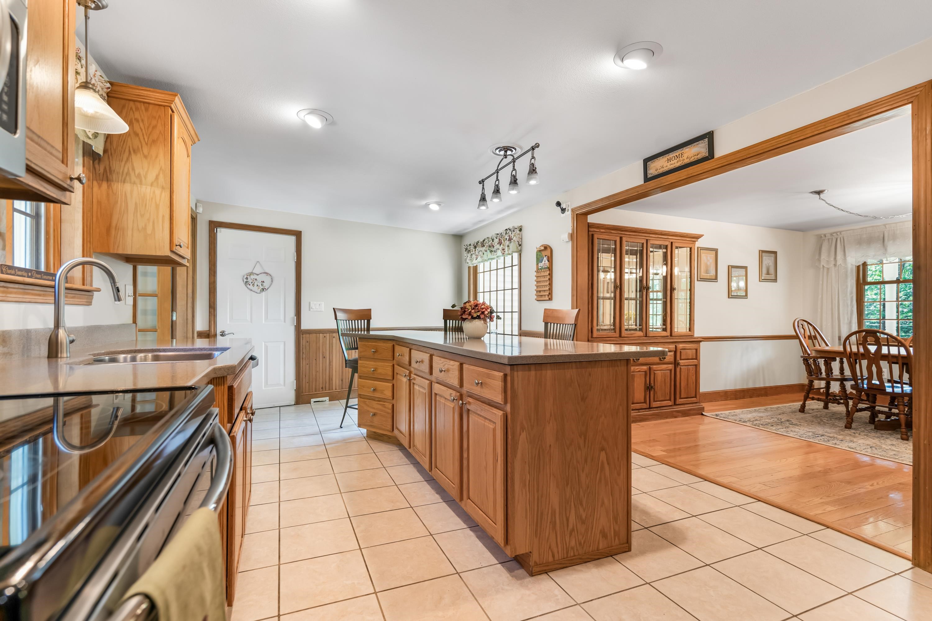 142 Westfall Road Pelham, NH 03076 - Photo 6 of 41