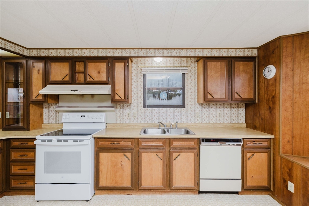 152 Easy Street Raynham, MA 02767 - Photo 5 of 35 Gallery Image 5