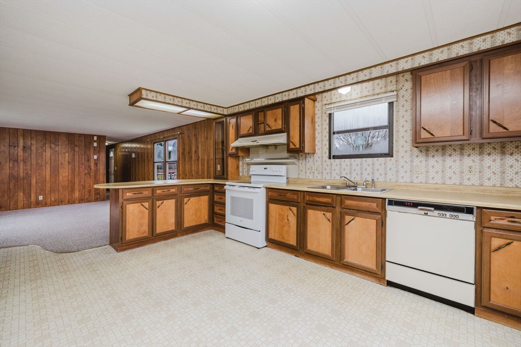 152 Easy Street Raynham, MA 02767 - Photo 10 of 35 Gallery Image 10