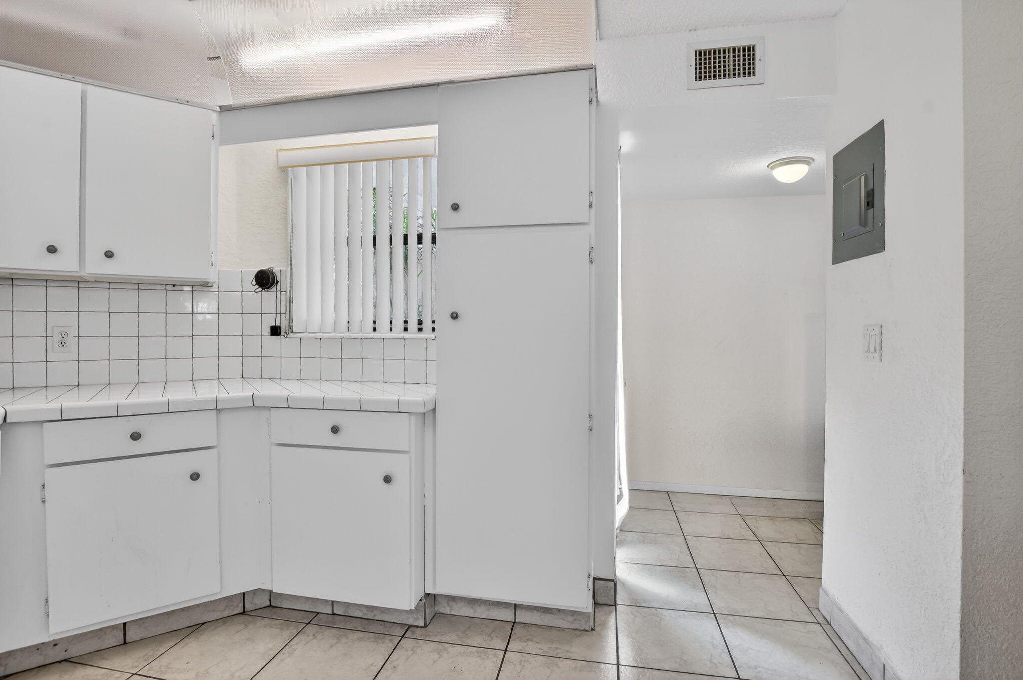 5650 Camino Del Sol, Unit 106 Boca Raton, FL 33433 - Photo 12 of 48 Kitchen