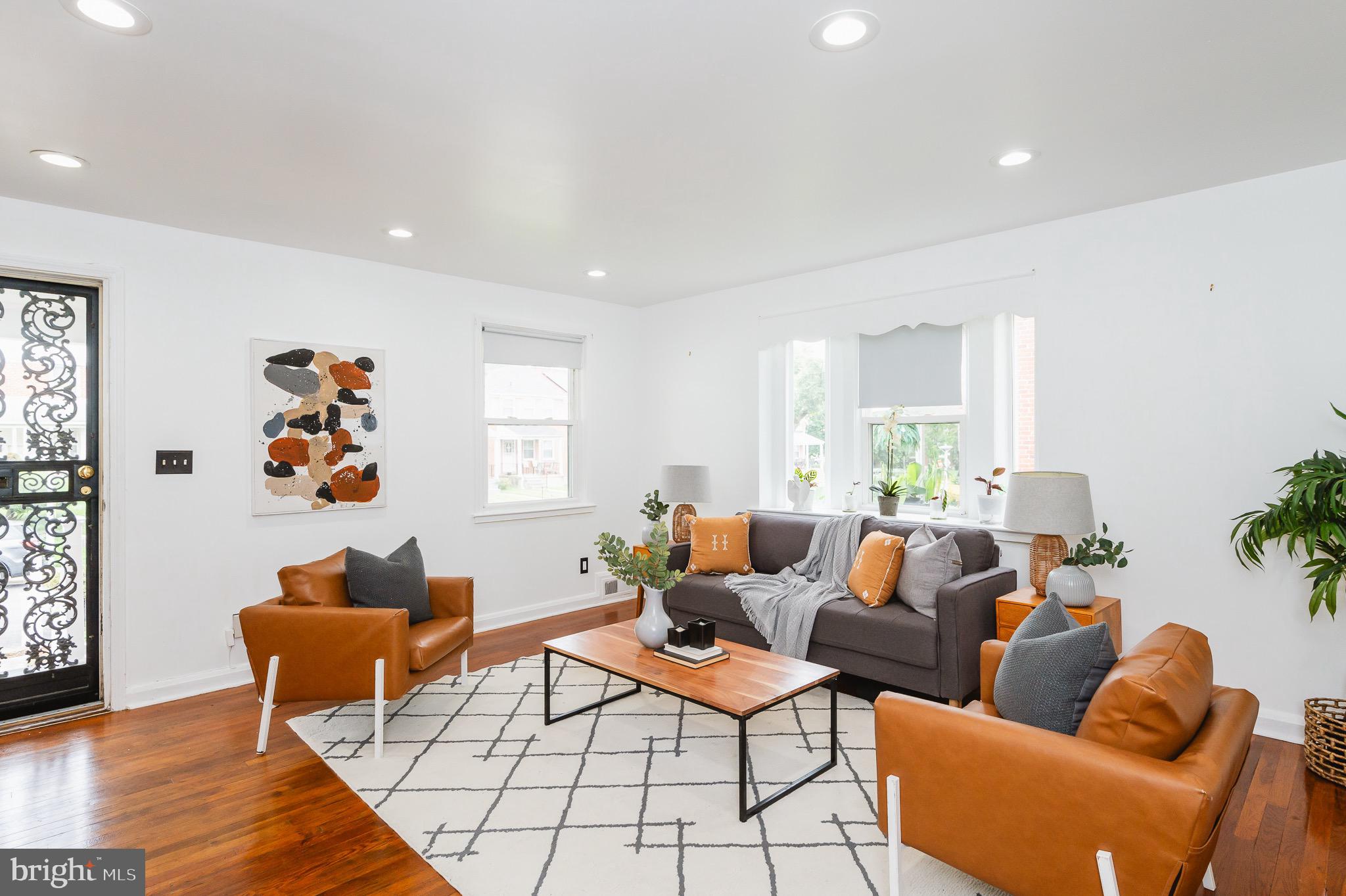 1535 Gleneagle Road Baltimore, MD 21239 - Photo 4 of 28 Living Room