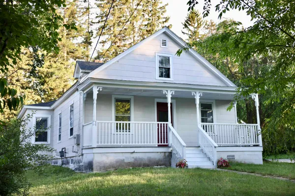 $470,000 | 15 Warren Avenue, Goffstown, NH 03102