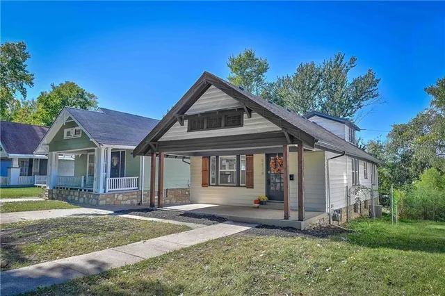 $200,000 | 5528 Woodland Avenue, Kansas City, MO 64110