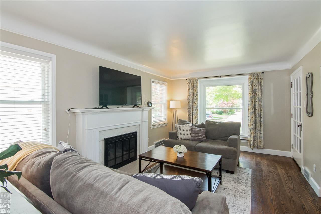 1427 Roslyn Road Grosse Pointe, MI 48236 - Photo 3 of 15 31388495-2.JPG