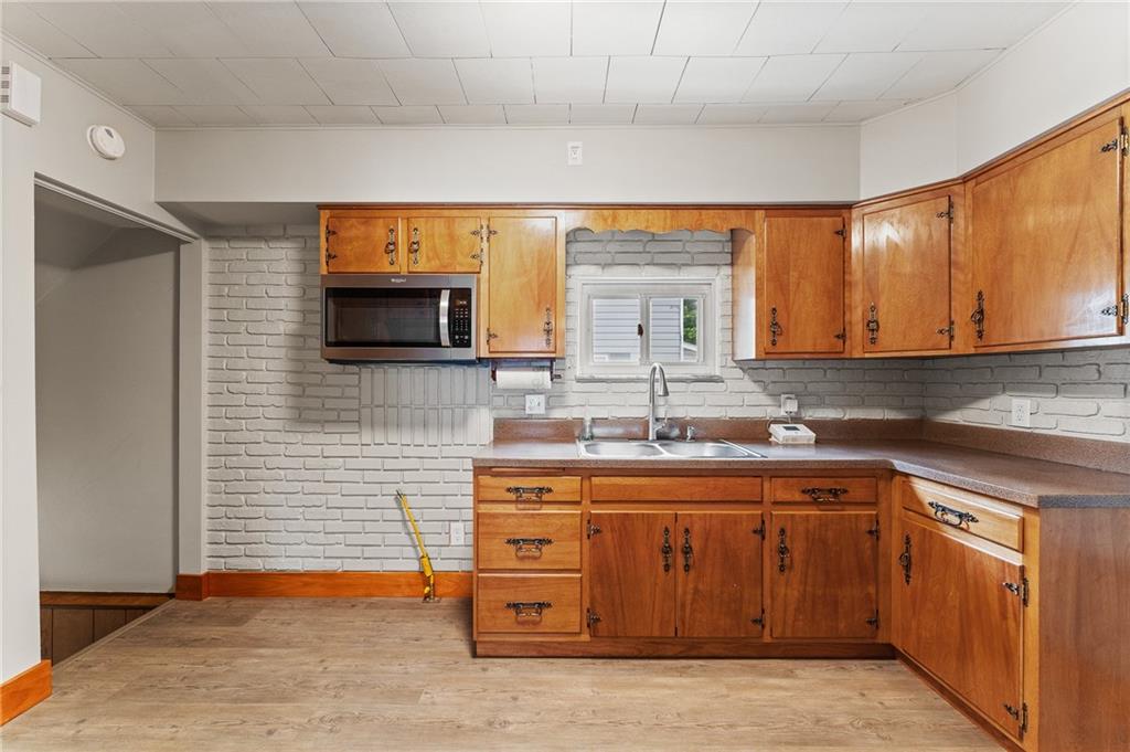 1823 Devonshire Road Coraopolis, PA 15108 - Photo 7 of 32 Gallery Image 7