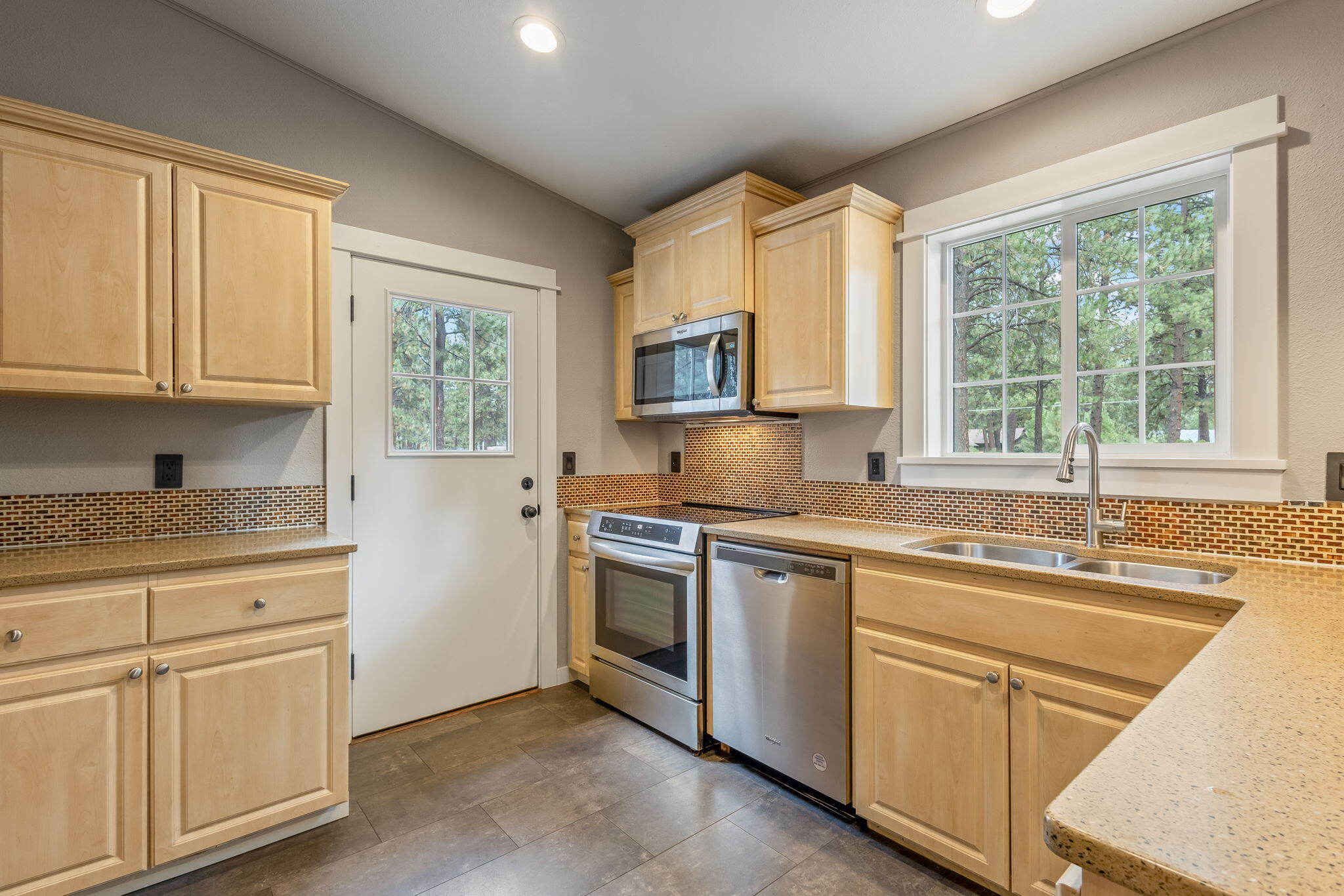 60061 Navajo Road Bend, OR 97702 - Photo 6 of 38 Kitchen