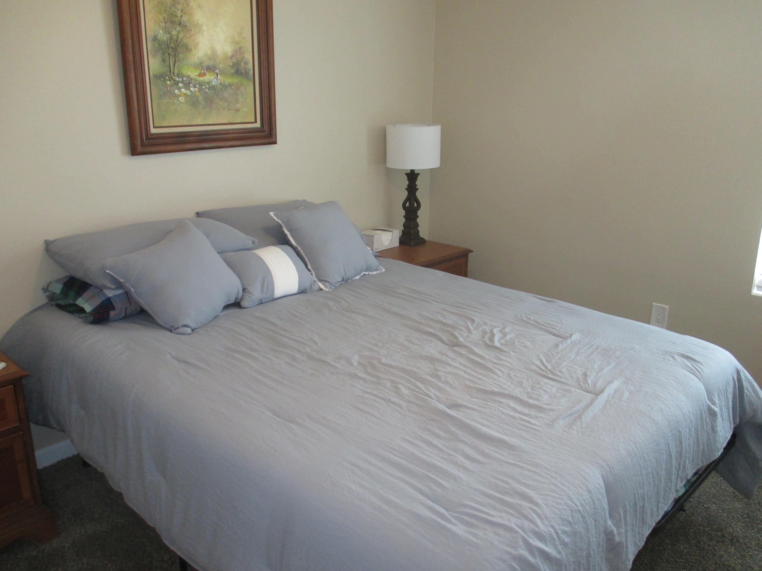 21908 Mariposa Road Tehachapi, CA 93561 - Photo 15 of 23 a bedroom with a bed and lamp