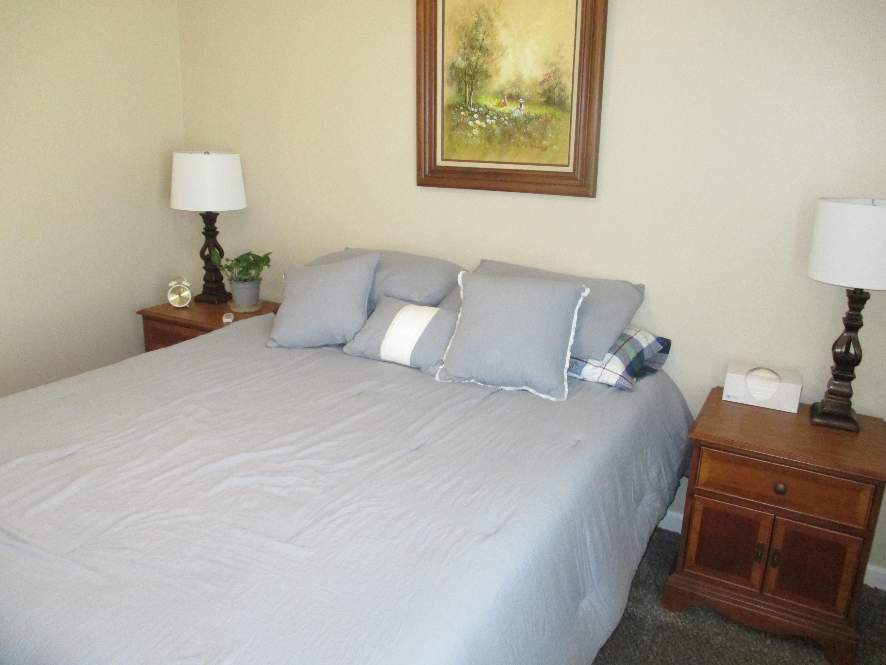 21908 Mariposa Road Tehachapi, CA 93561 - Photo 16 of 23 a bedroom with a bed and a lamp on table
