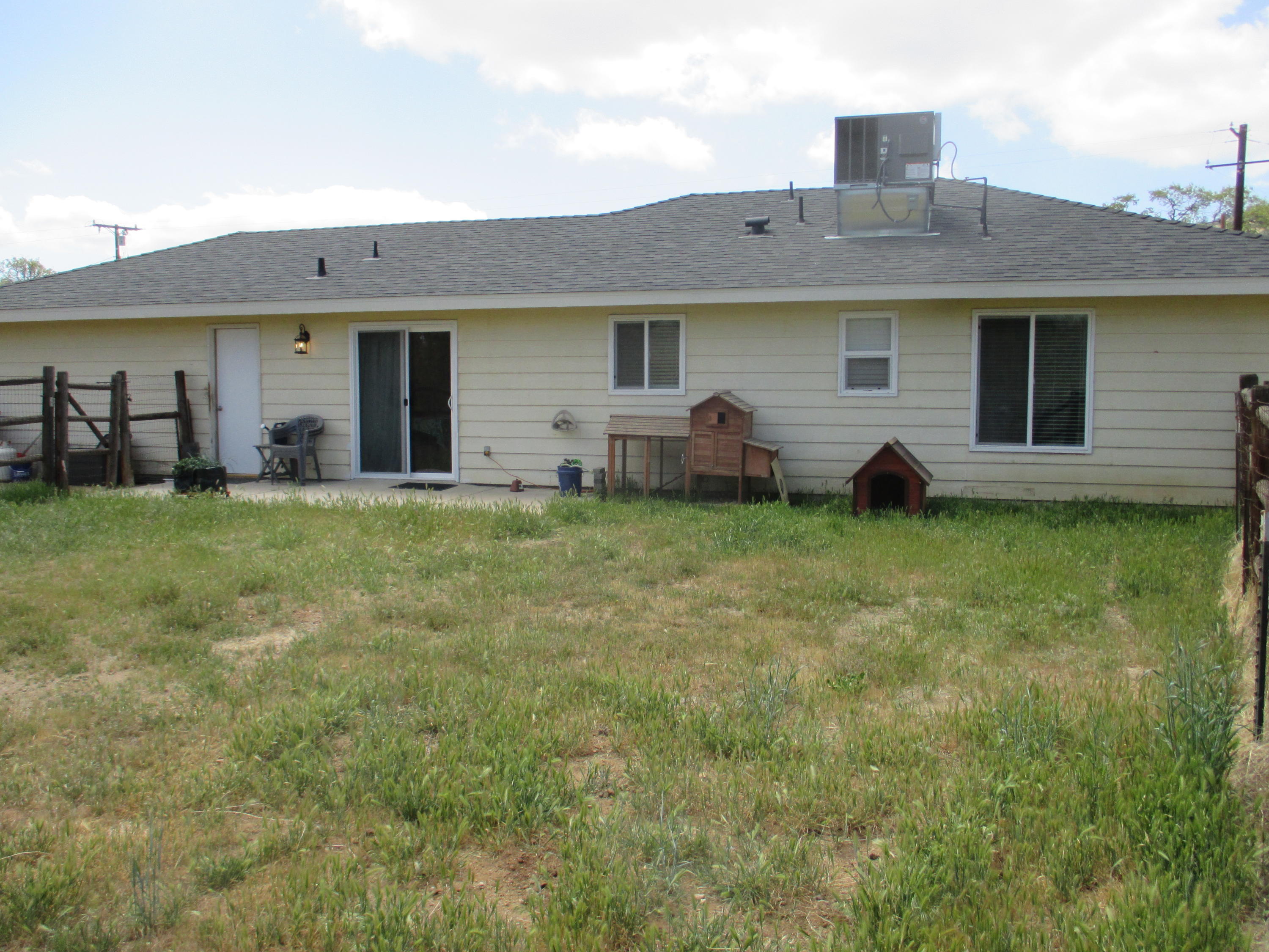 21908 Mariposa Road Tehachapi, CA 93561 - Photo 21 of 23 a view of a house with a yard
