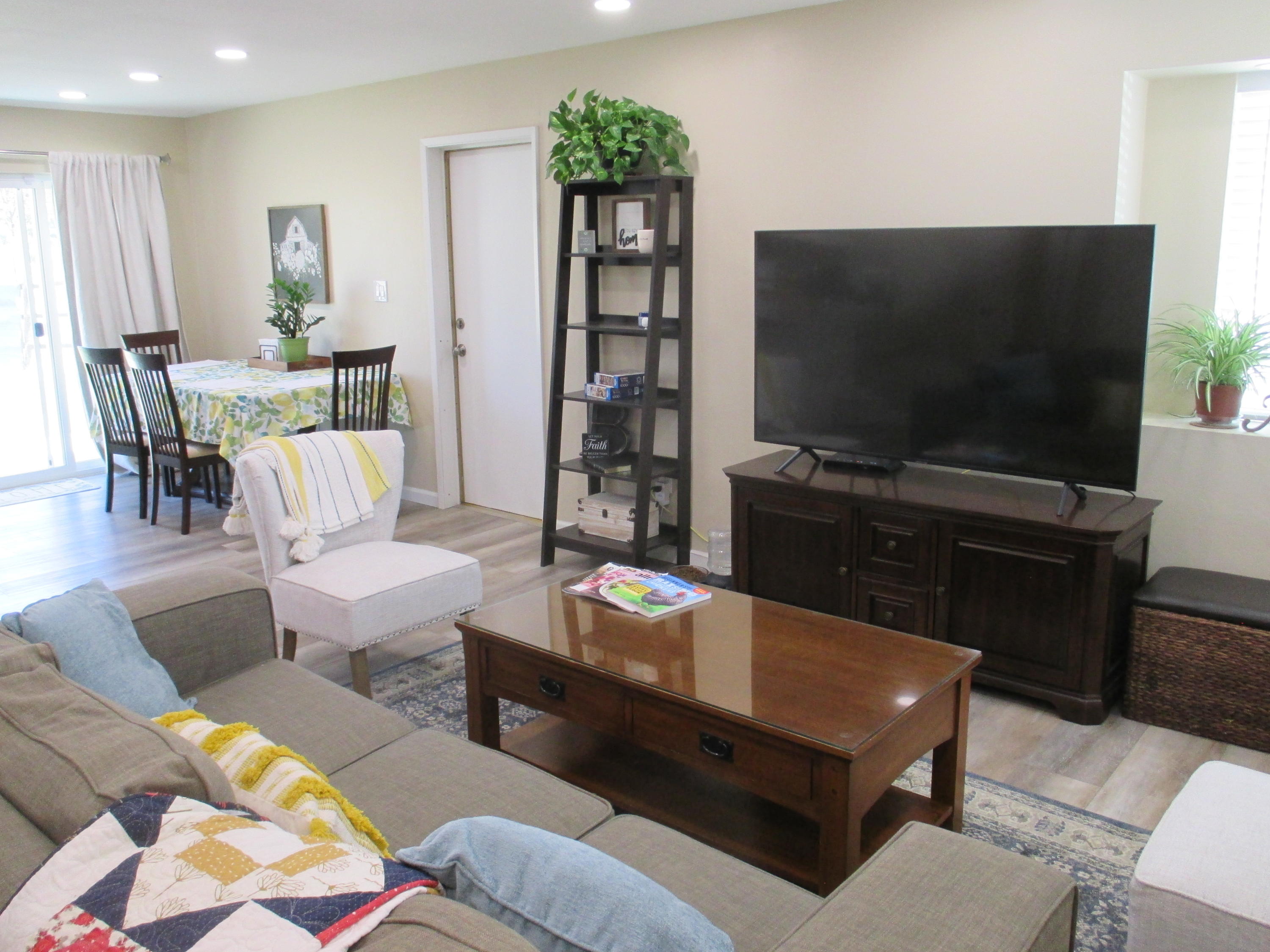 21908 Mariposa Road Tehachapi, CA 93561 - Photo 6 of 23 a living room with furniture and a flat screen tv