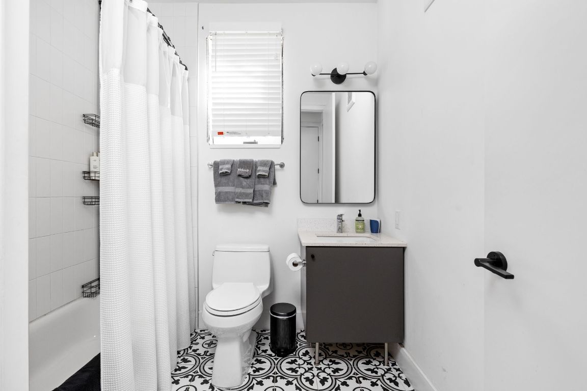 2709 East 5th Street, Unit 1306 Austin, TX 78702 - Photo 20 of 26 Second full bath with sleek tile and updated fixtures.