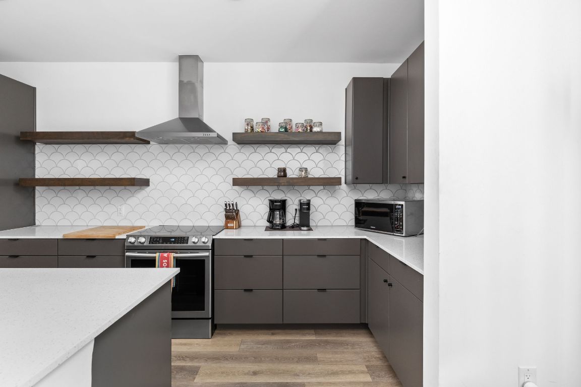 2709 East 5th Street, Unit 1306 Austin, TX 78702 - Photo 5 of 26 Designer vent hood and tile accent wall.