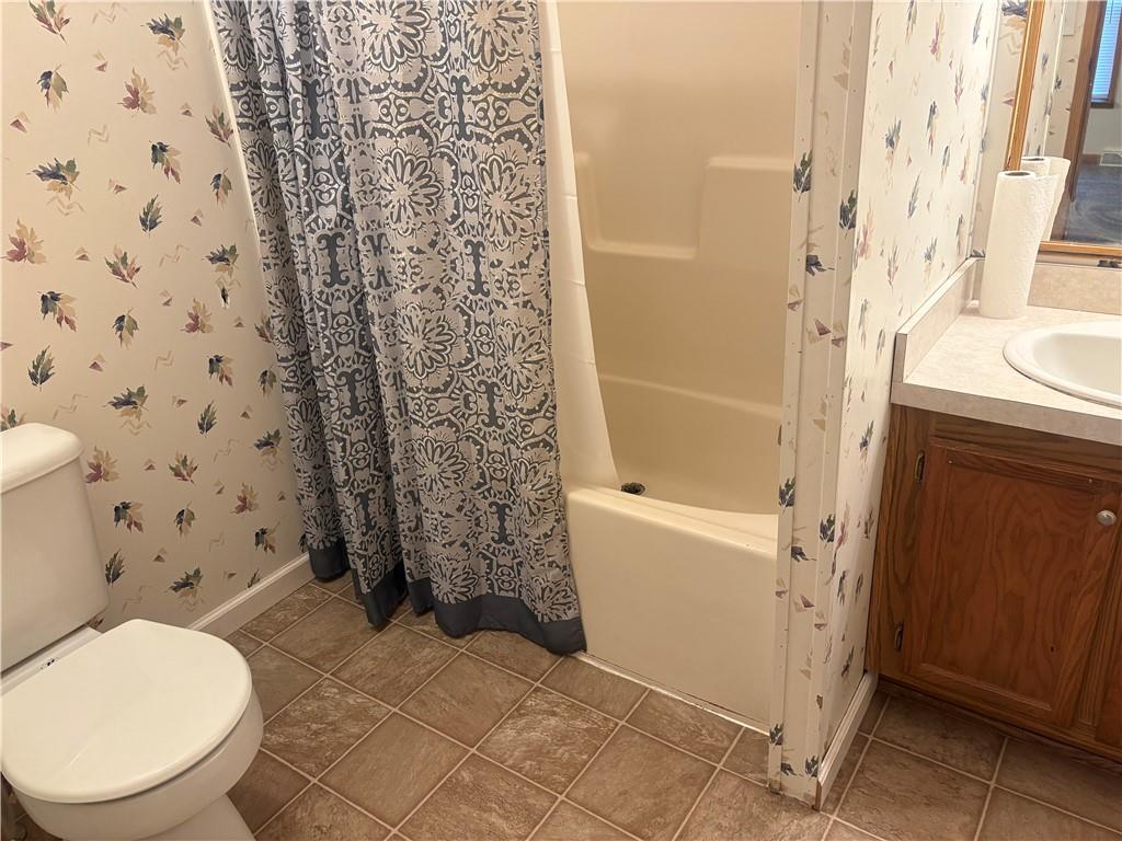 903 Union Street Farrell, PA 16121 - Photo 16 of 29 a bathroom with a toilet and a shower