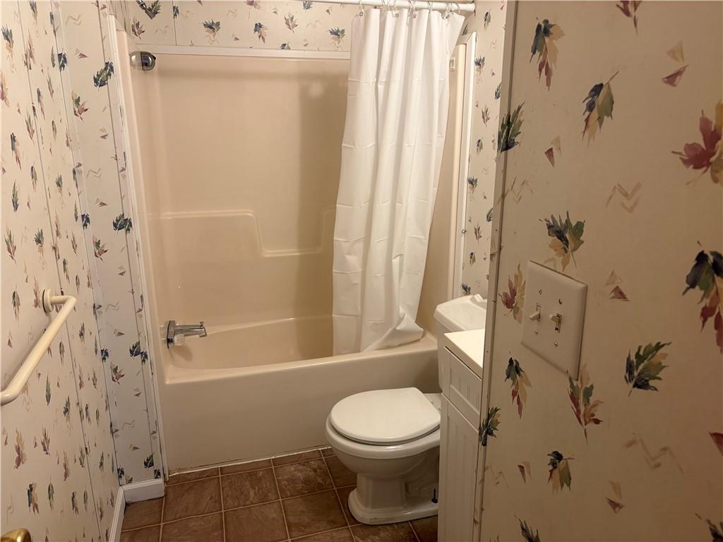 903 Union Street Farrell, PA 16121 - Photo 23 of 29 a bathroom with a toilet and a shower