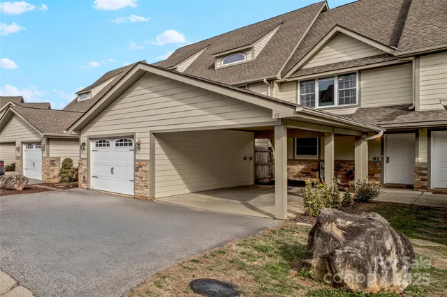 a view of a house with backyard