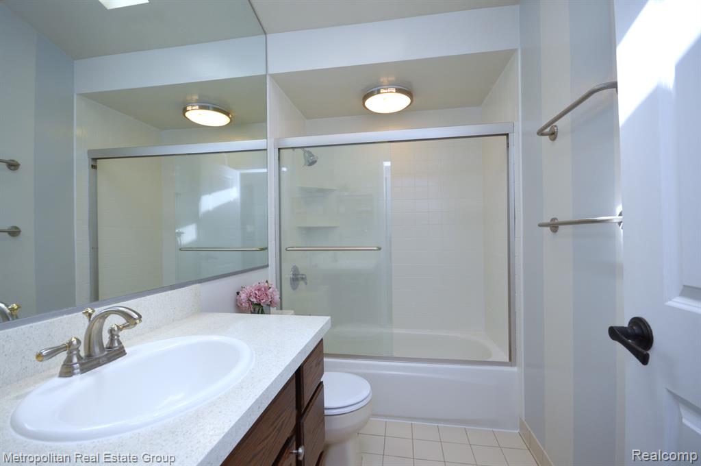 2405 Keith Road West Bloomfield, MI 48324 - Photo 19 of 43